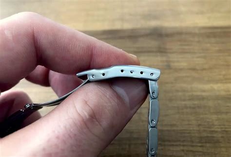 watch clasp removal.